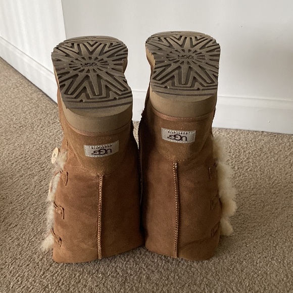 “Ugg” Bailey triple button boot in chestnut;size 5 - Picture 11 of 16